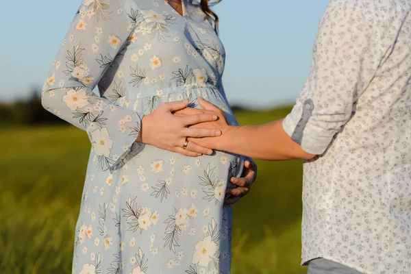 Το πορτρέτο μιας εγκύου με το αγόρι της. Ευτυχισμένο ζευγάρι περιμένει ένα μωρό, νεαρή έννοια της οικογένειας — Φωτογραφία Αρχείου