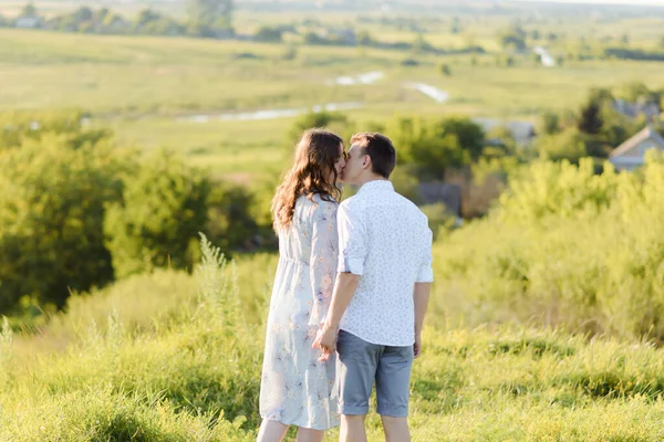 Hermosos futuros padres caminan en el prado —  Fotos de Stock