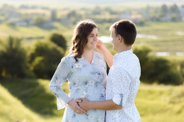 Perfiles de pareja romántica mirándose en el fondo del atardecer . —  Fotos de Stock