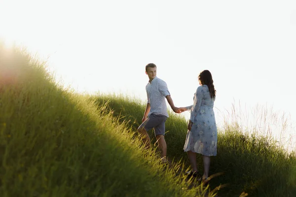 Hermosos futuros padres caminan en el prado —  Fotos de Stock