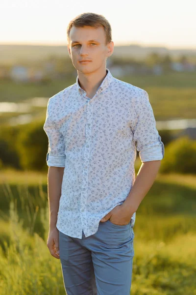 晴れた夏の日に屋外に立つ若い男の肖像画 — ストック写真