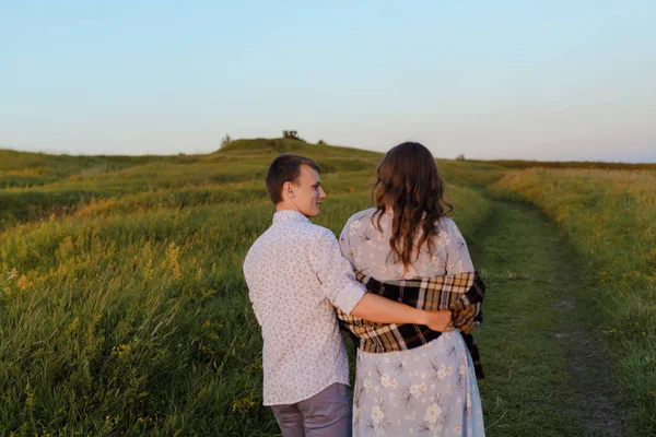 Pareja sonriente enamorada al aire libre. Pareja enamorada. Vacaciones de hombre y mujer. Mamá embarazada. —  Fotos de Stock