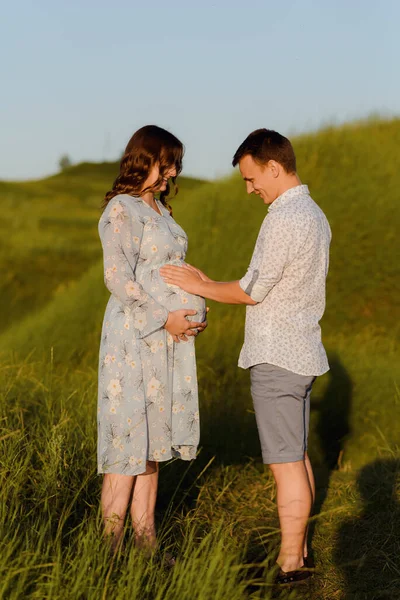Портрет беременной женщины со своим парнем. Счастливая пара ожидает ребенка, молодая семейная концепция — стоковое фото
