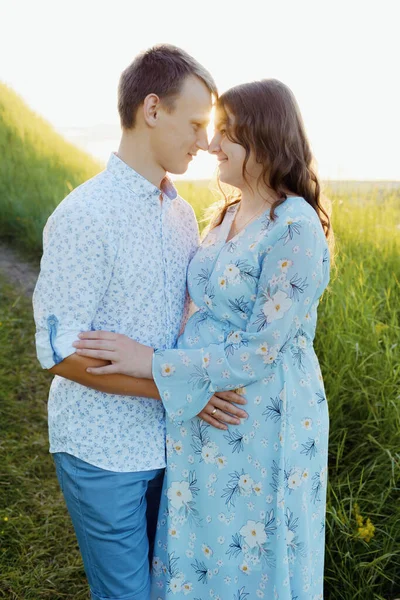 Portrait of a pregnant woman with her boyfriend. Happy couple expecting a baby, young family concept — Stock Photo, Image