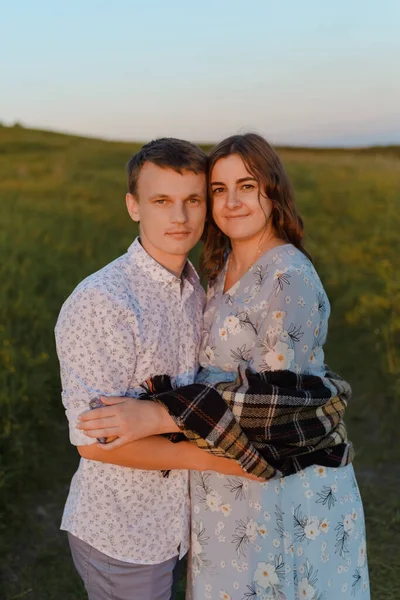 Casal sorridente apaixonado ao ar livre. Um casal apaixonado. Férias de homem e mulher. Mãe grávida — Fotografia de Stock