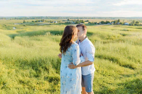 Retrato de una mujer embarazada con su novio. Pareja feliz esperando un bebé, concepto de familia joven —  Fotos de Stock