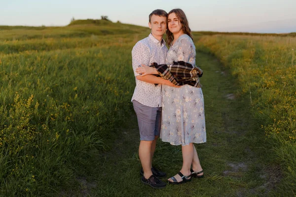 Pareja sonriente enamorada al aire libre. Pareja enamorada. Vacaciones de hombre y mujer. Mamá embarazada. —  Fotos de Stock