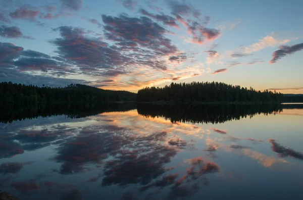 Weiße Nacht auf Schwedens Waldsee — Stockfoto