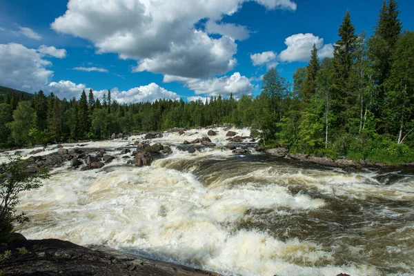 Kuzey Karelya 'nın en büyük şelalesi.