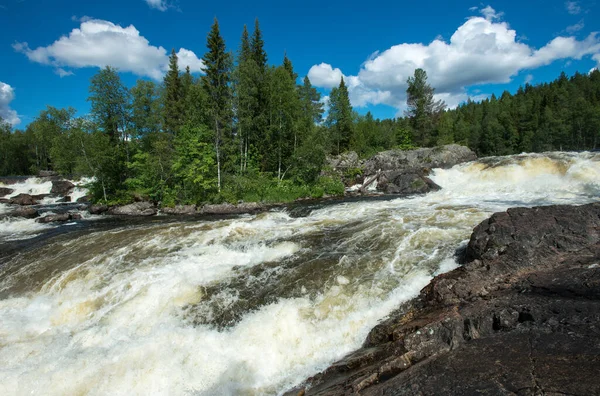 Kuzey Karelya 'nın en büyük şelalesi.