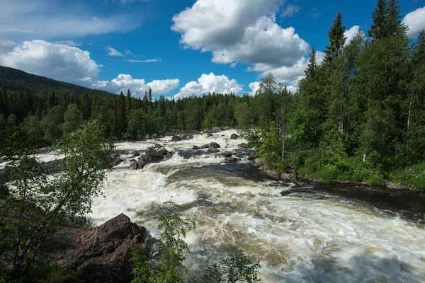 Kuzey Karelya 'nın en büyük şelalesi.