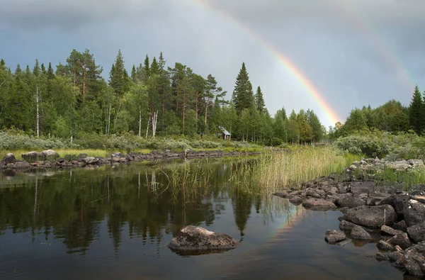 Luminoso arcobaleno - fenomeno meteorologico atmosferico — Foto Stock