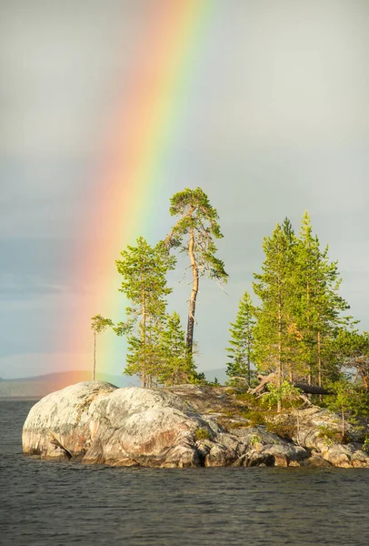 Bright rainbow - Atmospheric meteorology phenomenon — Stock Photo, Image