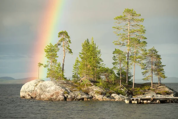 Bright rainbow - Atmospheric meteorology phenomenon — Stock Photo, Image