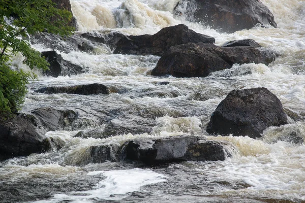 O rio extremo rápido com grandes pedras pretas — Fotografia de Stock