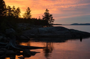 Kuzey Kutbu Taiga Gölü 'nde beyaz gece