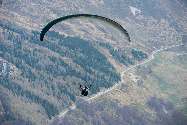 Paraglider die over bergen vliegt. Italië — Stockfoto