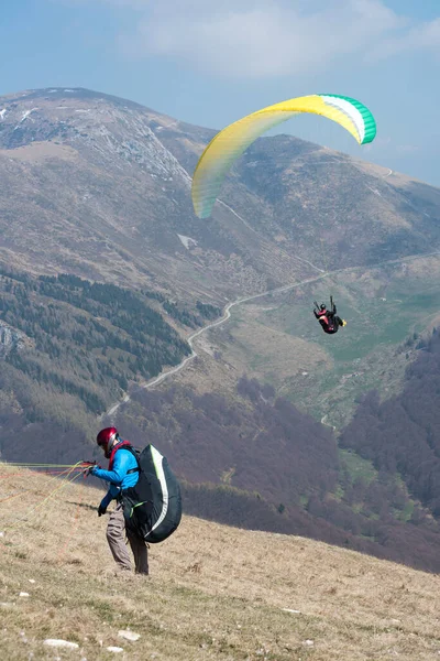 Paraşütçü dağların üzerinden uçuyor. İtalya