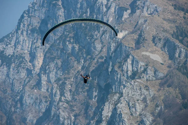 Parapendio che sorvola le montagne. Italia Immagini Stock Royalty Free