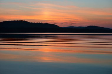 Sakin İskandinav Orman Gölü üzerinde beyaz geceler