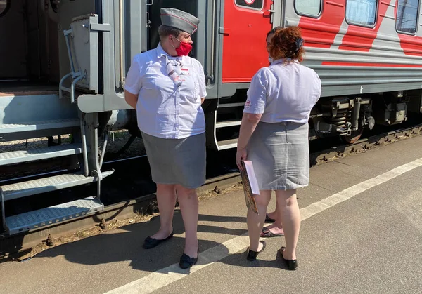 Koid-19 salgınından dolayı güvenlik maskeli bir kondüktör.