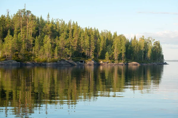 Lago della Carelia settentrionale durante l'estate. Fotografia Stock