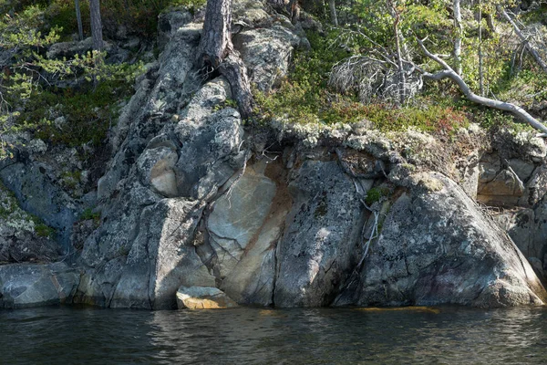 Büyük çatlamış taşlar ve granit kayalar..