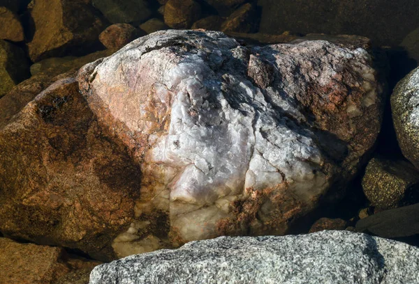 Büyük çatlamış taşlar ve granit kayalar..