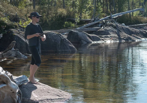 Büyük çatlamış taşlar ve granit kayalar..