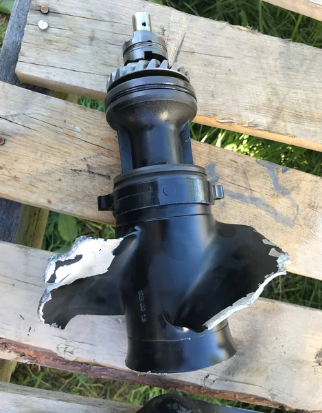 Eğik vites kutusu ve bozuk dış motor pervanesi.