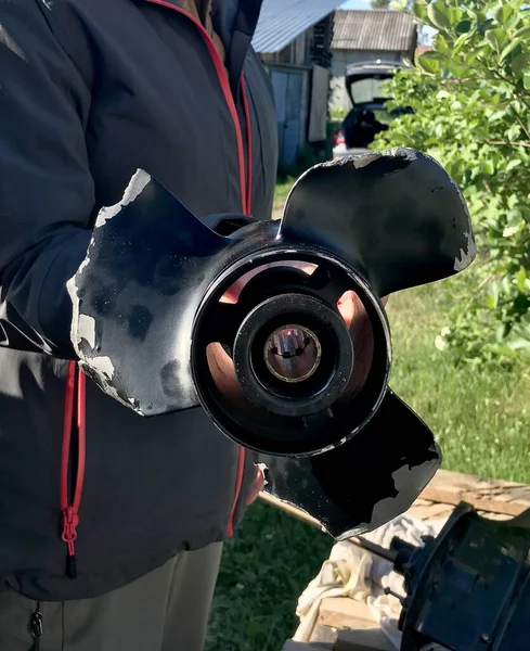 Eğik vites kutusu ve bozuk dış motor pervanesi.