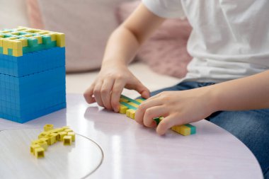 Plastik blok sayma numarası kullanan çocuk eli, evde matematik öğrenen çocuklar için Montessori sınıfı materyali, evde eğitim, uzaktan eğitim