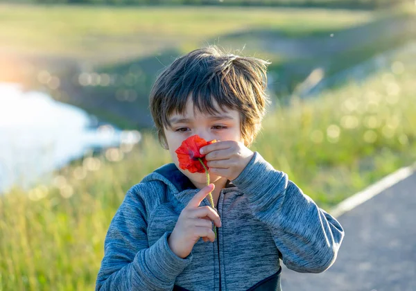 Portrait Adorable Garçon Sentant Fleur Candid Shot Enfant Odeur Sensorielle — Photo
