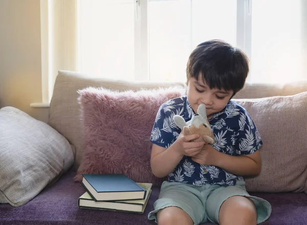 絵本を読んだ後 犬のおもちゃで遊んでいる6 7歳の肖像幸せな子供 肯定的な子供はリラックスし 彼のおもちゃで自分で楽しんでいます 家での新しい普通の生活 — ストック写真