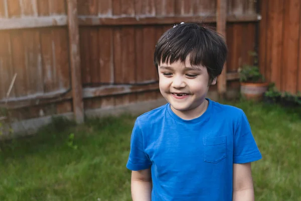 아이가 웃으며 잃어버린 치아를 있습니다 귀여운 앞니를 잃었어 정원에서 거품을 — 스톡 사진