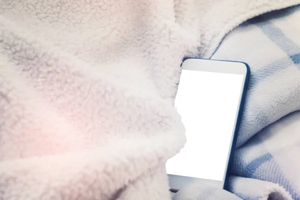 モックアップ携帯電話の毛布とパステルトーン — ストック写真