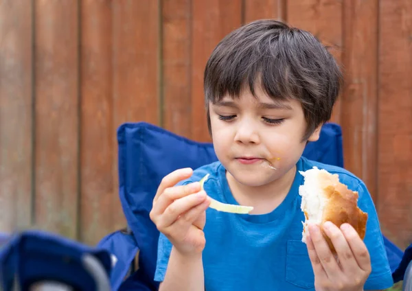 Enfant Mangeant Hamburger Avec Des Légumes Mélangés Dans Jardin Enfant — Photo