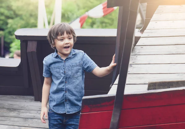 Portrét Šťastného Chlapečka Jak Hraje Hřišti Parku Kid Usměvavou Tváří — Stock fotografie