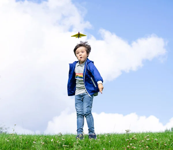 Portré Aktív Kisfiú Játszik Játék Repülőgép Ellen Zöld Természet Háttér — Stock Fotó