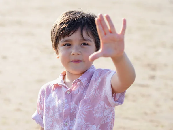 Selektivní Zaměření Malého Chlapce Ukazující Pět Prstů Portrétní Dítě Základní — Stock fotografie