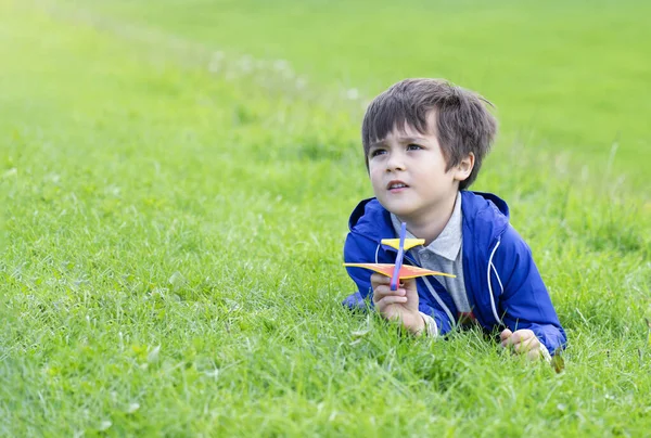 Niño Retrato Acostado Sobre Hierba Verde Mirando Hacia Arriba Con — Foto de Stock