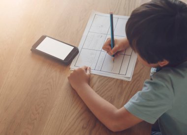 Anaokulundaki çocuğun ev ödevi için cep telefonu kullanması, Ödev yaparken cep telefonu araması yapması, internet üzerinden cep telefonu araması yapması, evde eğitim alması.