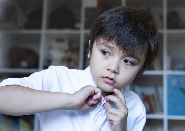 Ung Pojke Försöker Stänga Vita Pikétröjan Knappar Känslomässiga Porträtt Kid — Stockfoto