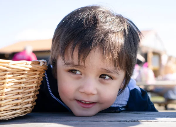 Zblízka Tvář Šťastný Chlapec Sedí Velikonočním Košem Lovu Stole Dítě — Stock fotografie