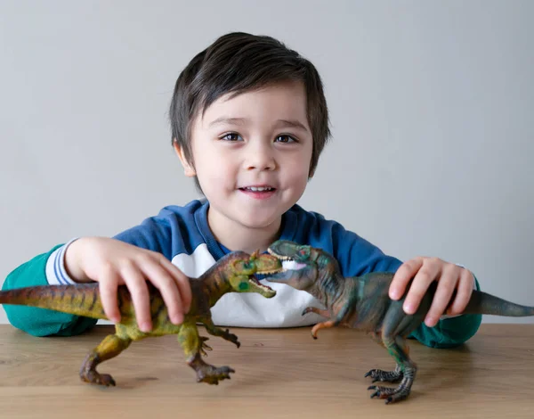 Anak Laki Laki Aktif Bermain Dengan Mainan Dinosaurus Atas Meja — Stok Foto