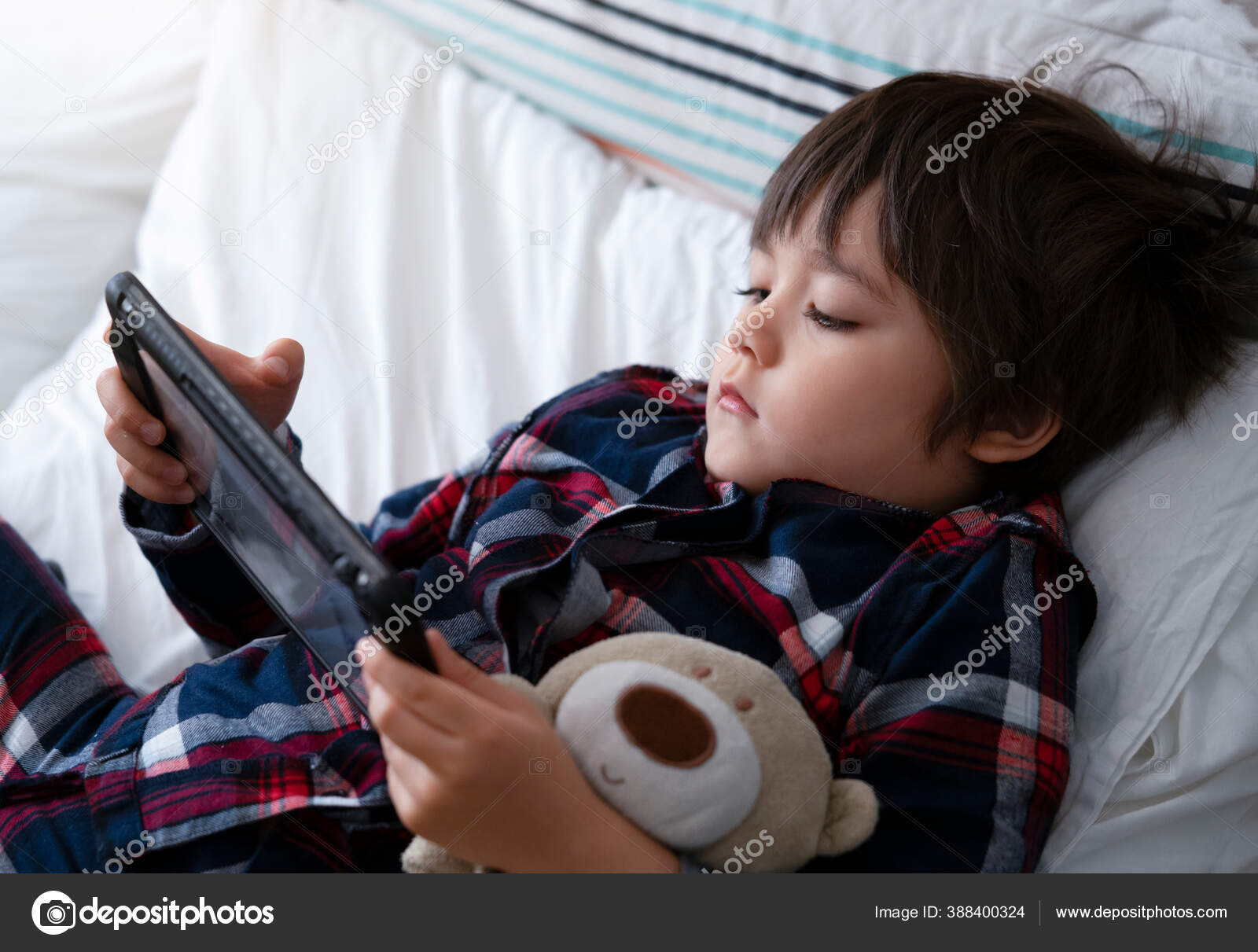 Um menino jogando jogos online na internet desenho de uma linha de jogos  online