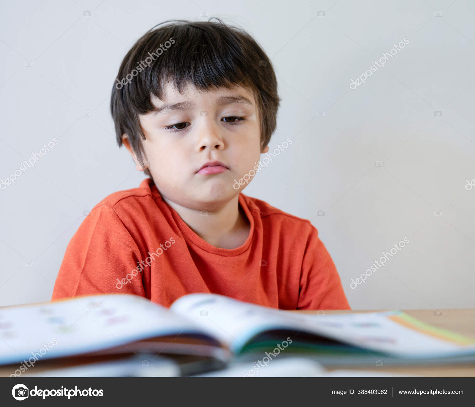 conceito de educação, alto retrato chave criança da escola primária lendo  e-book no tablet para