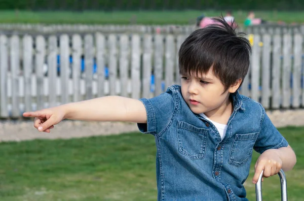 Aktivní Chlapec Zvědavým Obličejem Ukazující Prstem Happy Child Baví Hraní — Stock fotografie