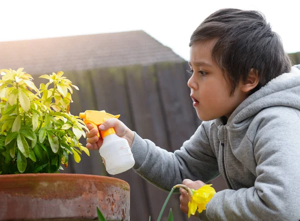 Niño Activo Usando Botella Spray Regando Flores Jardín Niño Rociando — Foto de Stock