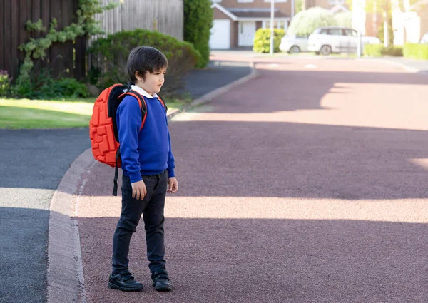 Außenporträt Eines Glücklichen Jungen Mit Rucksack Schulkind Das Auf Den — Stockfoto